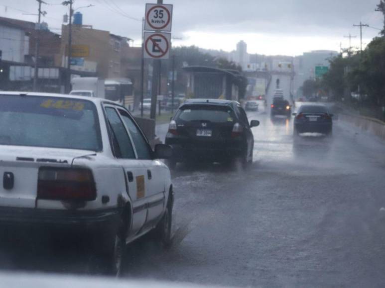 Calles inundadas y tráfico vehicular tras fuerte lluvia en Tegucigalpa