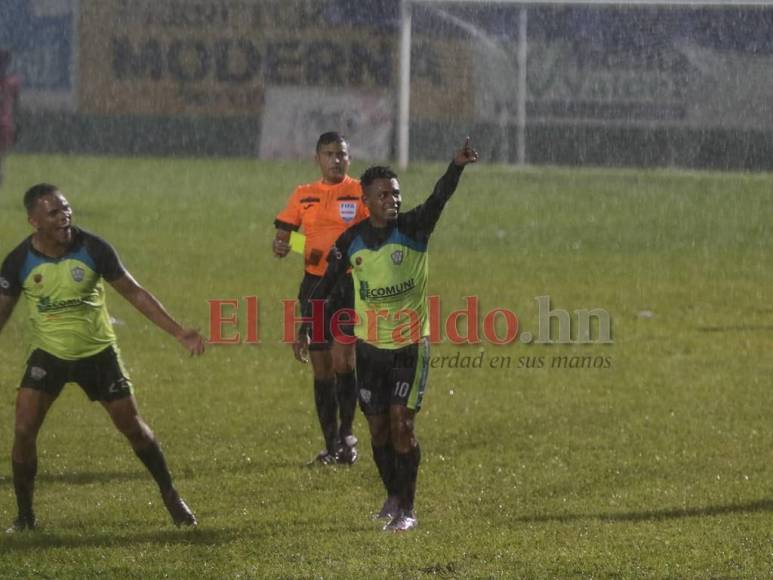 Bajo la lluvia de una noche mágica, Olancho FC festeja ascenso a la Primera División (FOTOS)