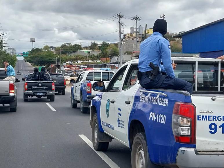 Vestido de overall impermeable blanco y bajo resguardo policial: así fue la extradición hacia EEUU del exalcalde de Yoro, Arnaldo Urbina Soto