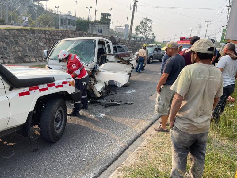 Angustioso rescate y aparatoso impacto: las imágenes que dejó una triple colisión en el anillo periférico