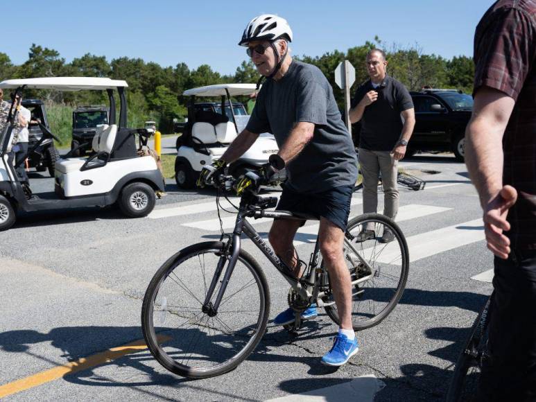 En imágenes: así fue la caída del presidente Joe Biden de una bicicleta