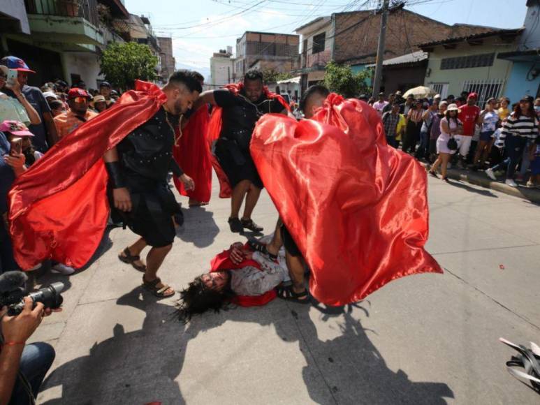 Las 25 imágenes más espectaculares de los Vía Crucis en Tegucigalpa