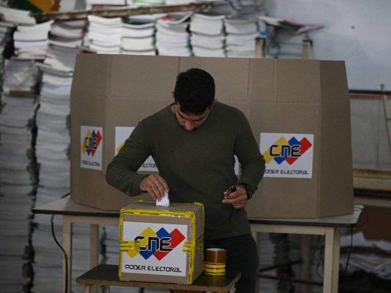 Largas filas, orden y tranquilidad: así se desarrollan las elecciones en Venezuela