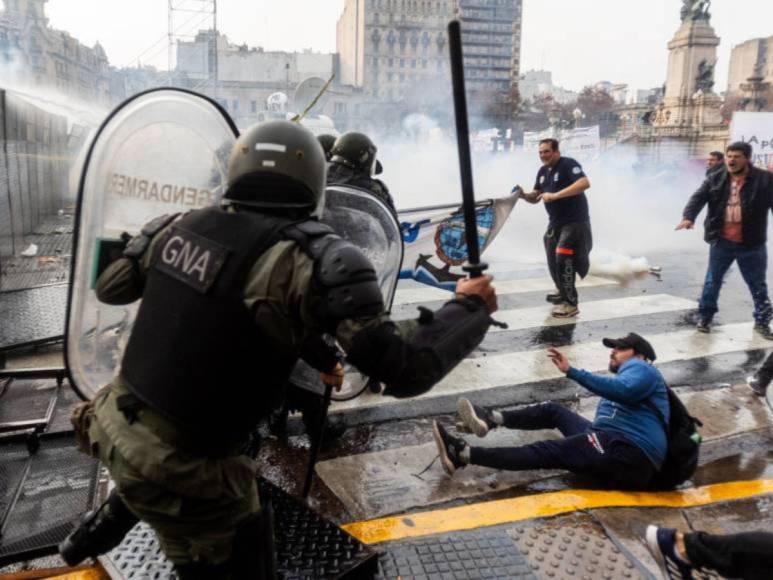 Entre disturbios y carros incendiados, manifestantes están en contra de reformas de Milei