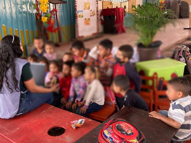 Zu Clemente participa en entrega de comida a familias del Crematorio