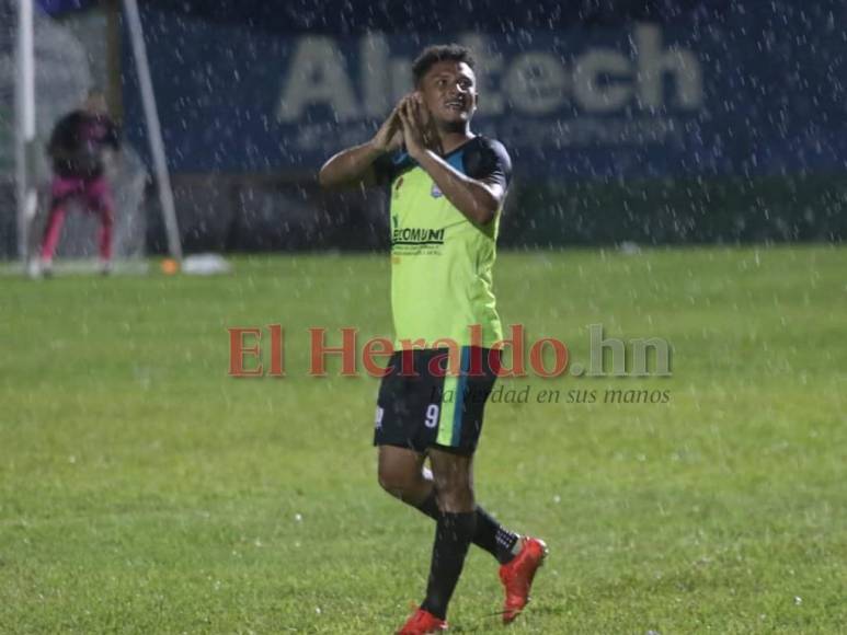 Bajo la lluvia de una noche mágica, Olancho FC festeja ascenso a la Primera División (FOTOS)