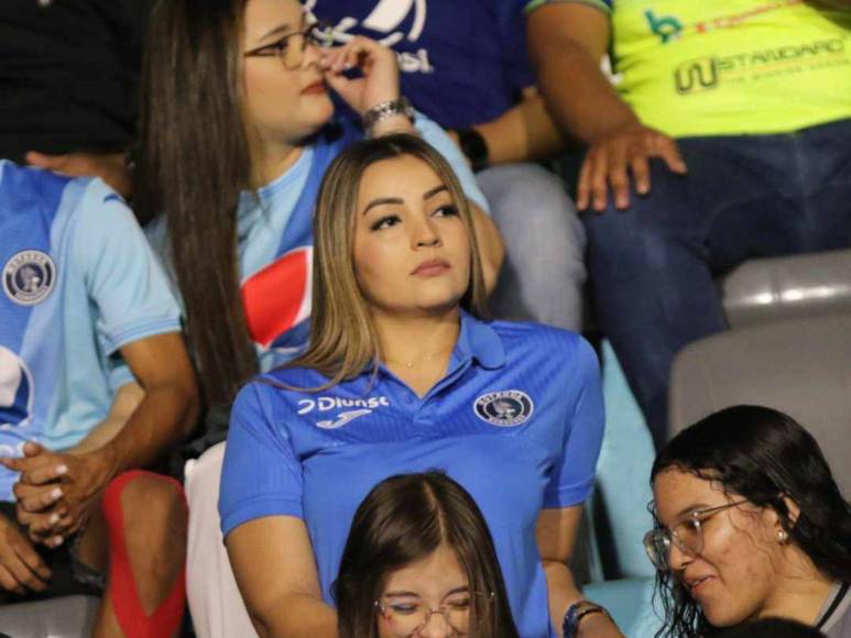 Bellas aficionadas del Olancho FC y Motagua engalanan el ‘Chelato’ Uclés