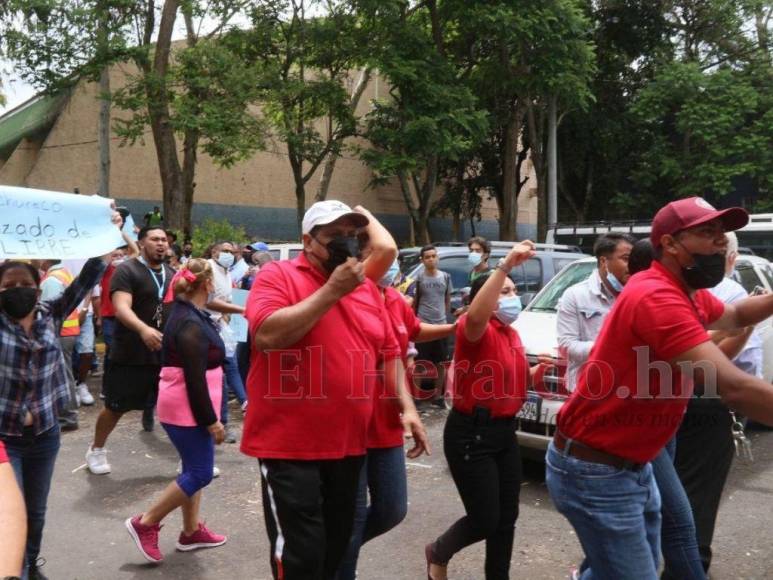 Gritos de “traidor” y agresiones a Salvador Nasralla: Así se vivió el zafarrancho en la Villa Olímpica