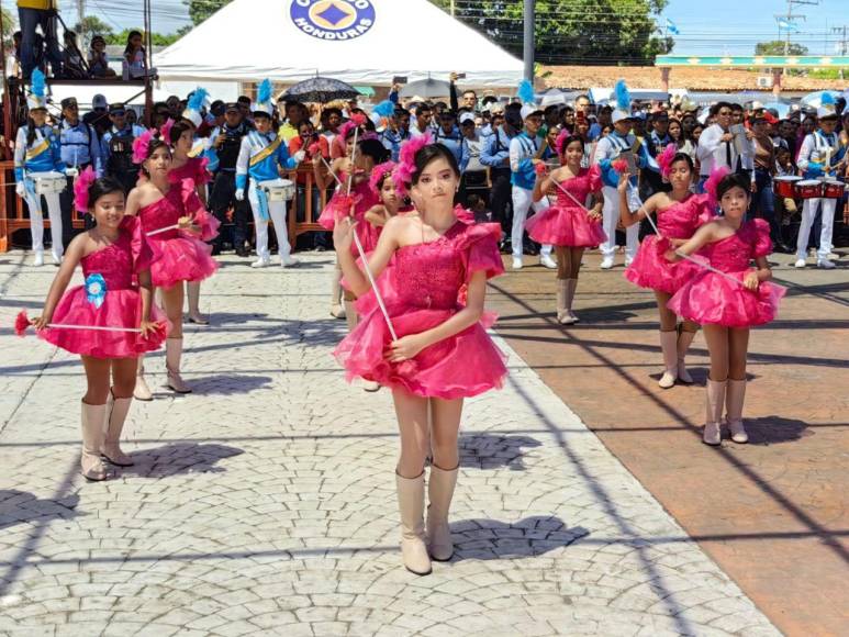 Hermosas palillonas engalanan los desfiles patrios en Choluteca