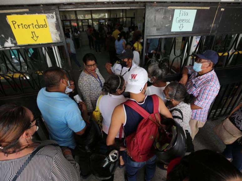 “Están haciendo fila desde ayer”: continúa odisea para conseguir una cita en el IHSS