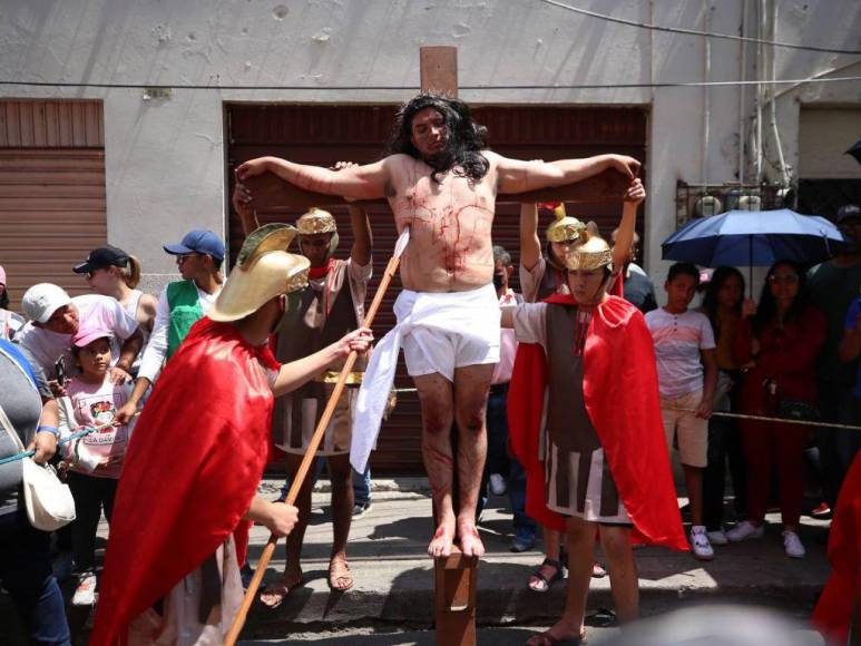 Las 25 imágenes más espectaculares de los Vía Crucis en Tegucigalpa