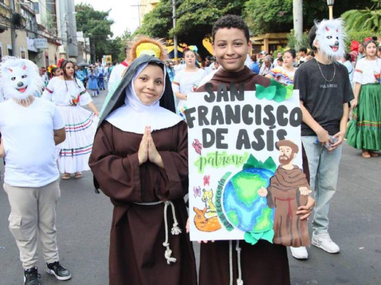 Con llamativos trajes, niños y niñas deslumbran en los desfiles en Comayagüela