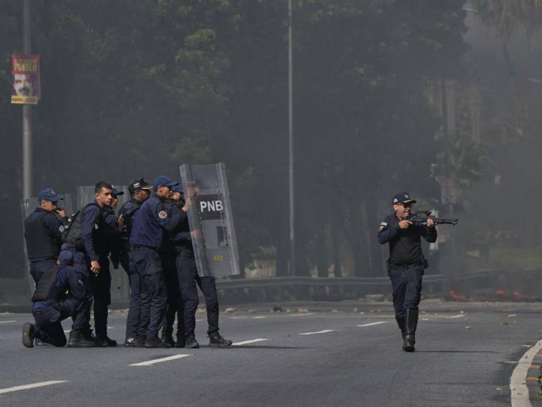 Policía venezolana reprime a manifestantes que protestan por supuesto fraude