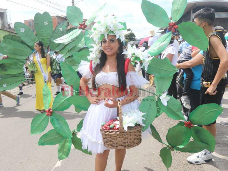 Azul turquesa, alegría y devoción: así es el ambiente en los desfiles en Honduras