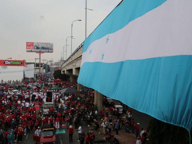 Monigotes, militantes de Libre y bandera azul turquesa: las primeras imágenes del Día del Trabajador en la capital