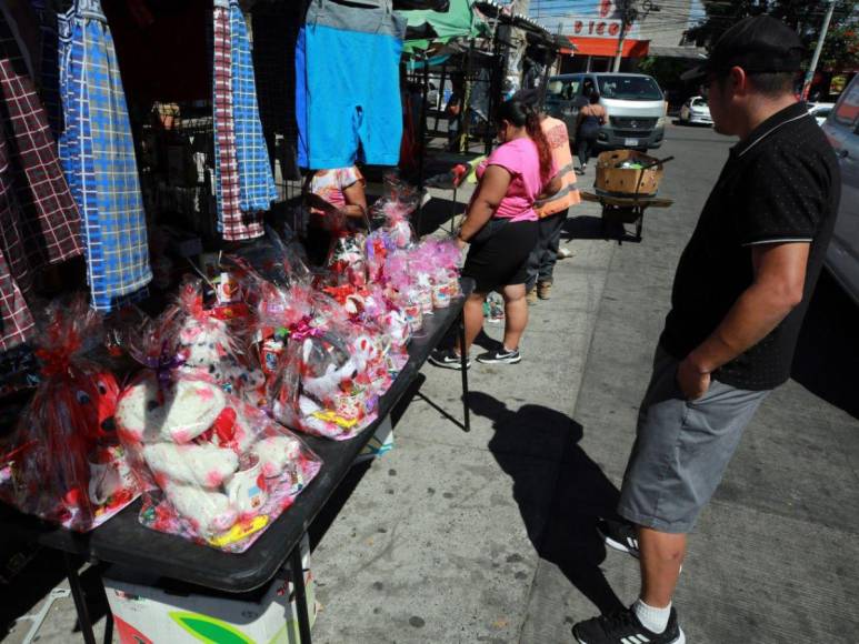 Flores, chocolates y peluches: calles de Tegucigalpa se llenan de detalles previo al Día de San Valentín