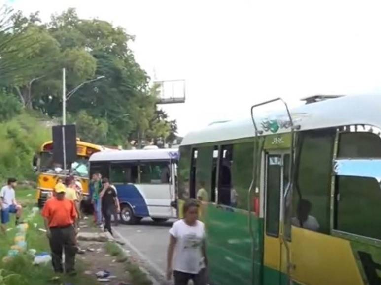 Varios heridos y vehículos dañados tras colisión de bus con simpatizantes de Libre