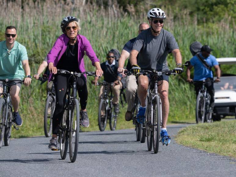 En imágenes: así fue la caída del presidente Joe Biden de una bicicleta