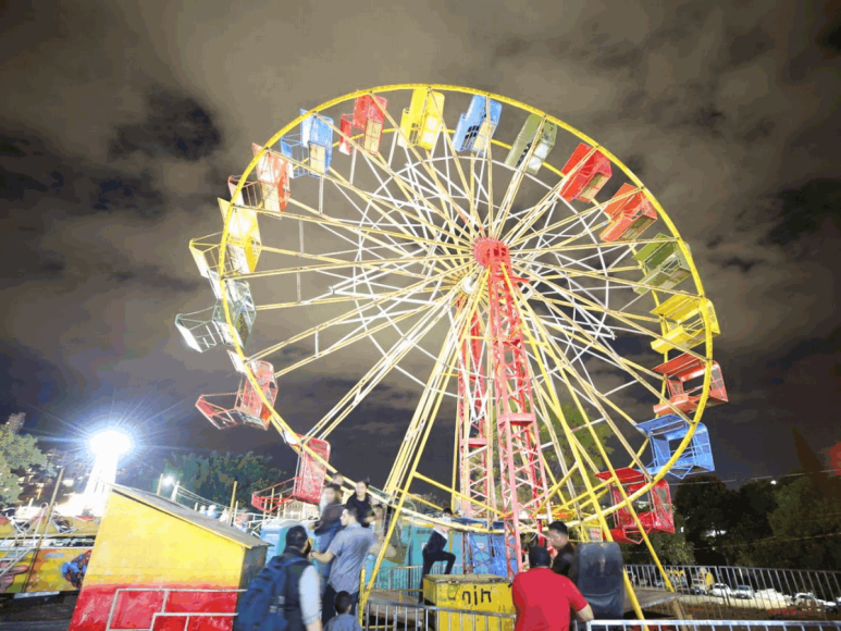 Luces, diversión y juegos en la Villa Navideña del bulevar Juan Pablo II