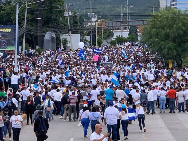 Simpatizantes de la oposición realizan “Gran Marcha por Honduras”