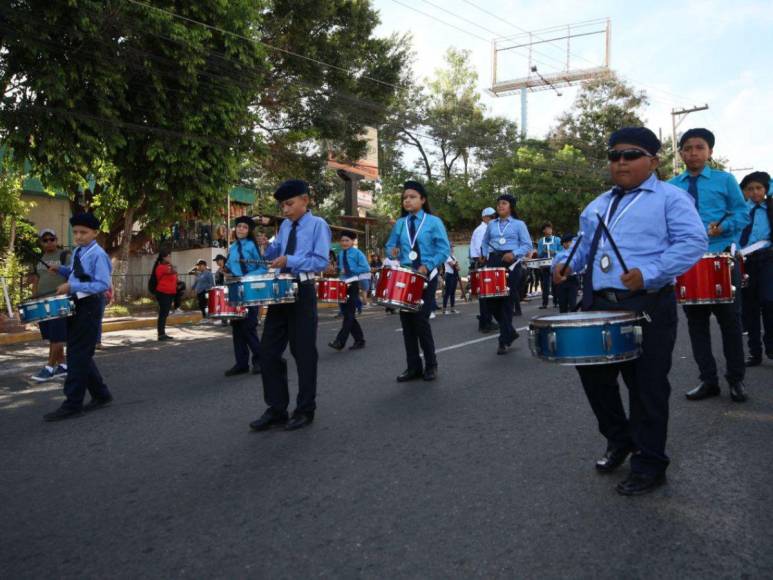 Bandas, pelotones y cadetes también brillaron en desfiles patrios de educación básica