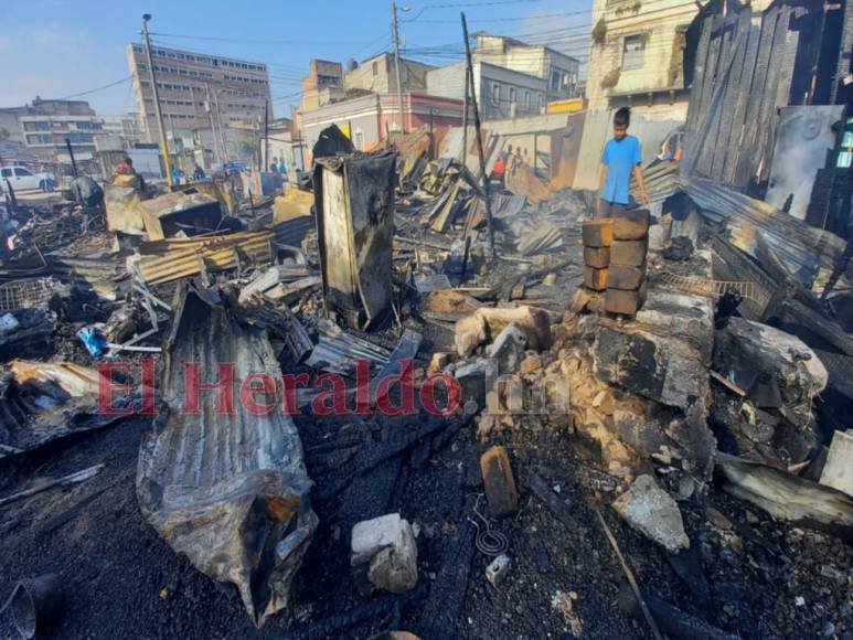 Mercado de la primera avenida quedó hecho cenizas tras incendio (Fotos)