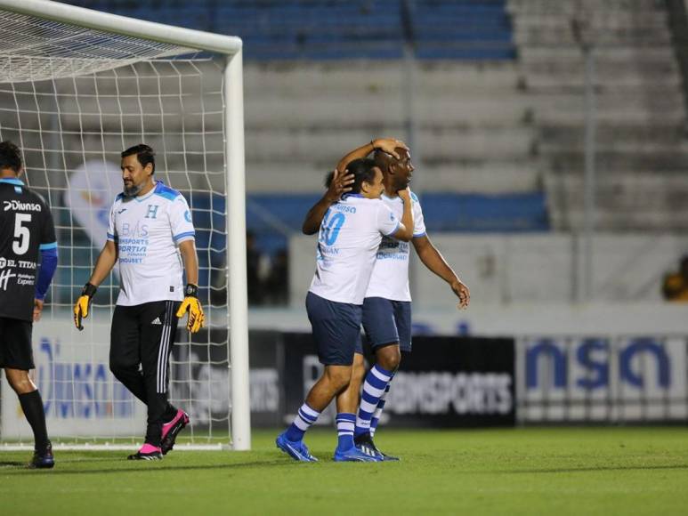 “Como en los viejos tiempos”: risas, camaradería y fútbol, la emotiva despedida de Rambo de León