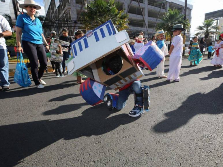 Alumnos de educación prebásica y básica derrochan patriotismo y ternura en las calles de la capital