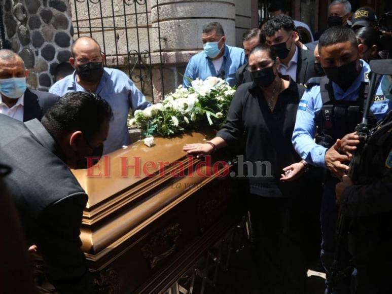 Tras misa, una caravana traslada cuerpo de Said Lobo a cementerio de El Chimbo (Fotos)