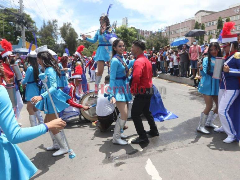 Azul turquesa, alegría y devoción: así es el ambiente en los desfiles en Honduras