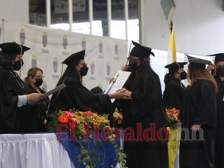 Alegría y conmovedoras dedicatorias durante entrega de títulos a nuevos profesionales en la UNAH