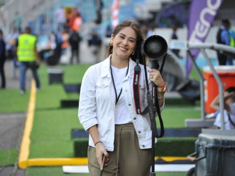 Hermosas chicas roban miradas en la final de ida Motagua-Olimpia