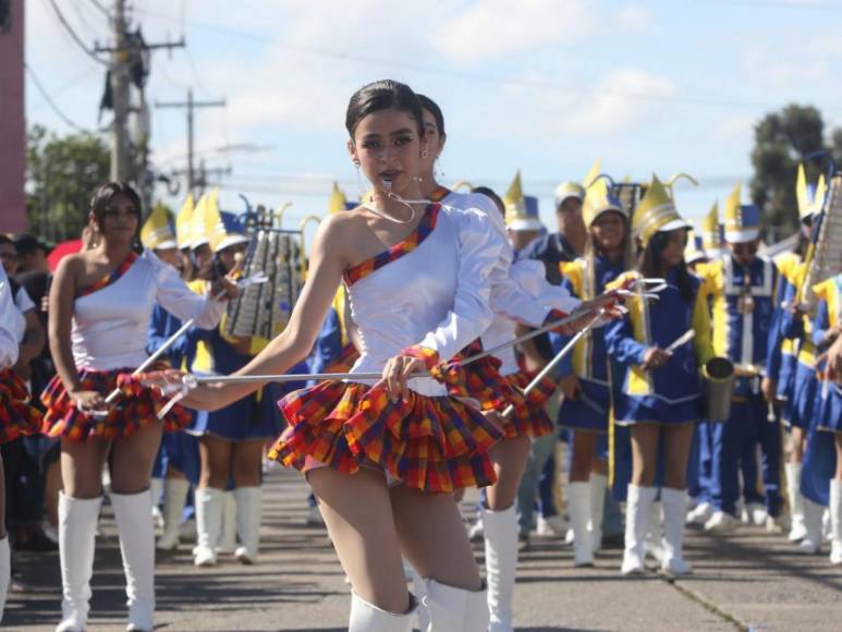 Bellas palillonas resaltan desde tempranas horas en desfiles de la capital