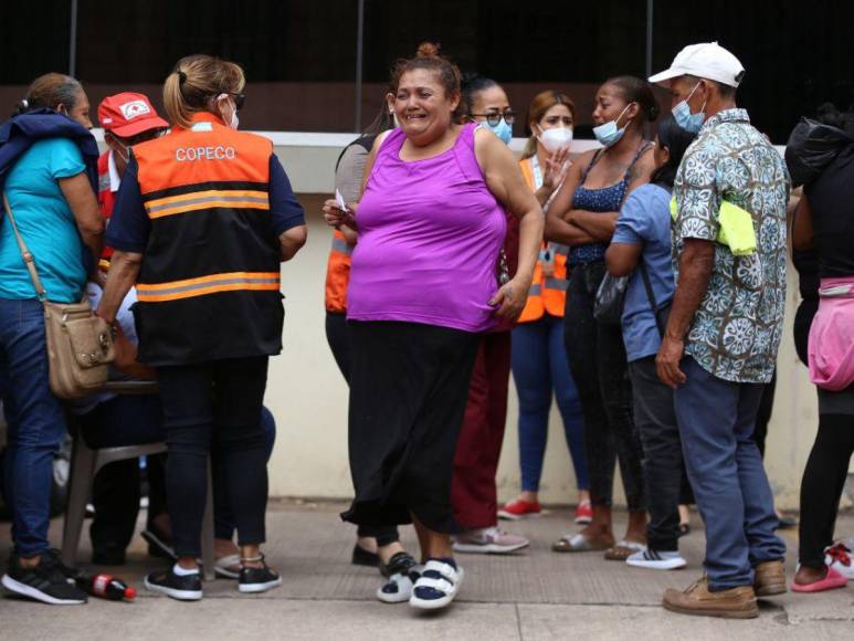 Familiares enfrentan el dolor en las afueras de la morgue tras la matanza en PNFAS