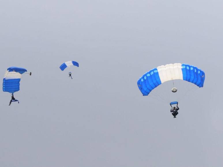 ¡Impresionante! Así surcaron el cielo hondureño los paracaidistas en los desfiles patrios