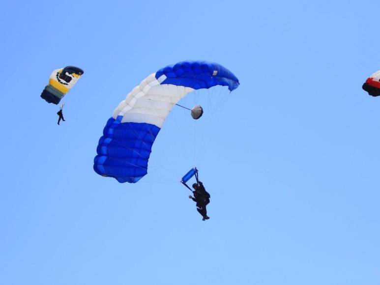 ¡Impresionante! Así surcaron el cielo hondureño los paracaidistas en los desfiles patrios