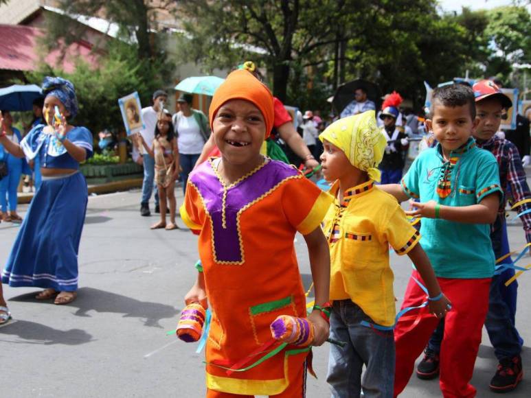 Con llamativos trajes, niños y niñas deslumbran en los desfiles en Comayagüela