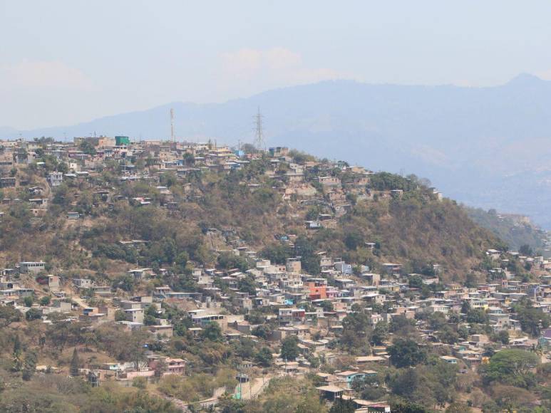 Humo y bruma de incendios forestales contaminan los cielos de la ciudad capital