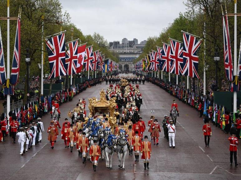 Carlos III: las imágenes del mayor desfile militar en 70 años