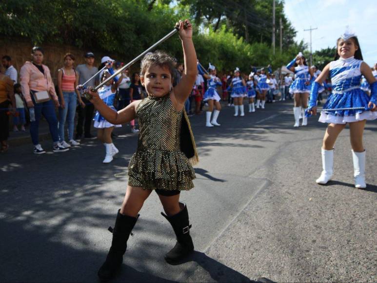 Pequeñas palillonas rinden tributo a la patria en desfiles en la capital