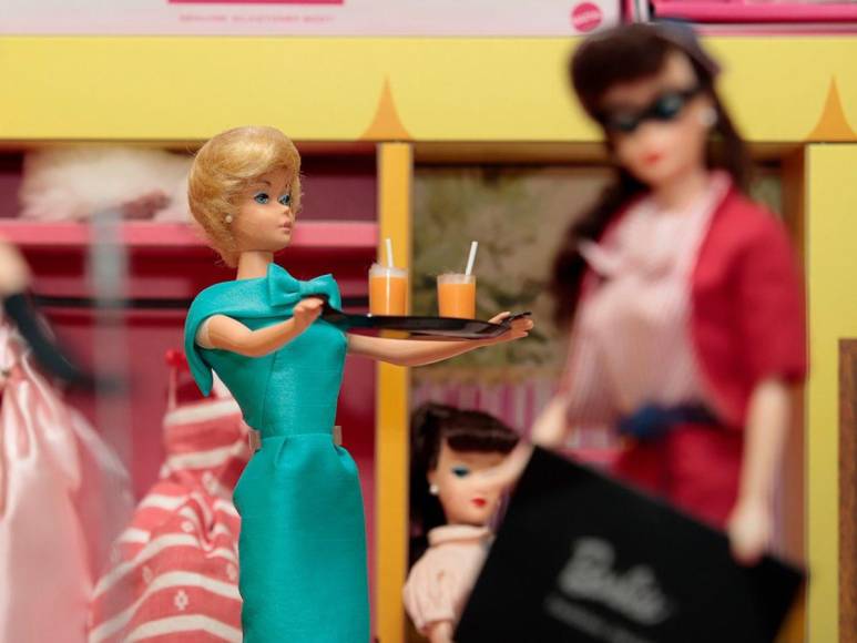 Del quirófano al mundo de Barbie: La sorprendente colección de más de 200 muñecas de cirujano mexicano