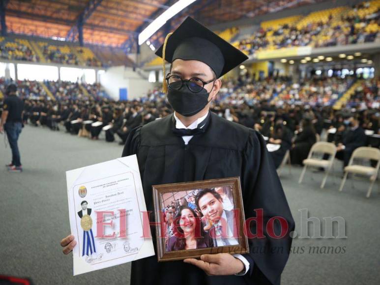 Alegría y conmovedoras dedicatorias durante entrega de títulos a nuevos profesionales en la UNAH