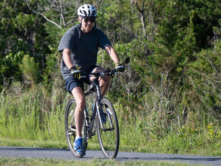 En imágenes: así fue la caída del presidente Joe Biden de una bicicleta