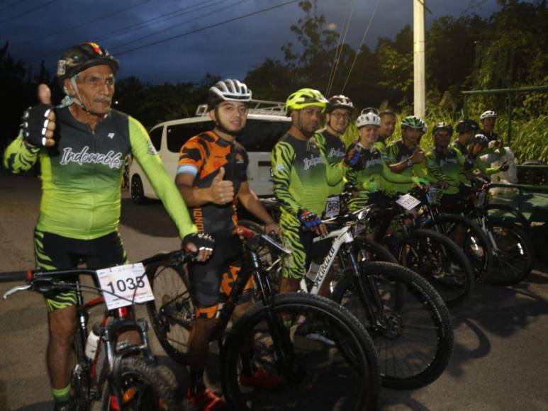 Juventud y tercera edad viven la adrenalina en la Vuelta Ciclística 2022 de EL HERALDO