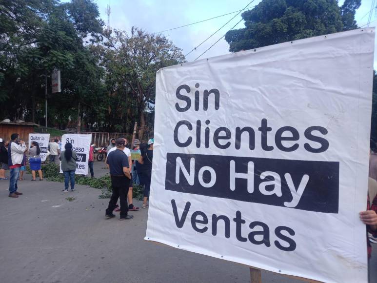 Toma de carretera al sur de la capital provoca caos vehicular