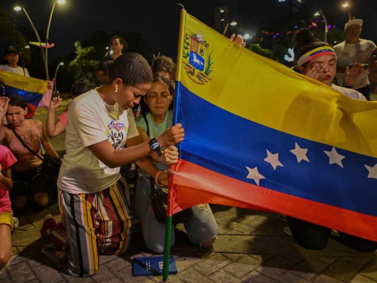 “Ay, mi papá”: Dan último adiós a muertos en protestas en Venezuela