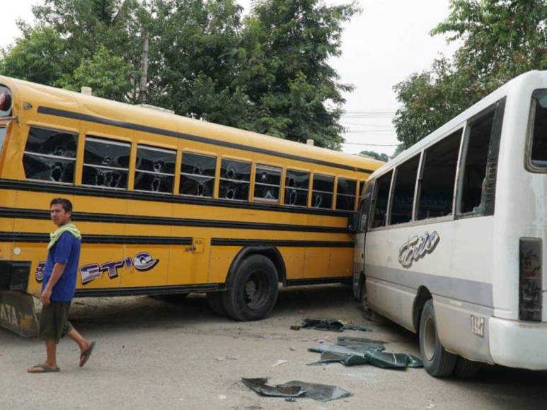 Un muerto y diez buses dañados: Imágenes del enfrentamiento entre policías y pobladores de El Ocotillo, SPS