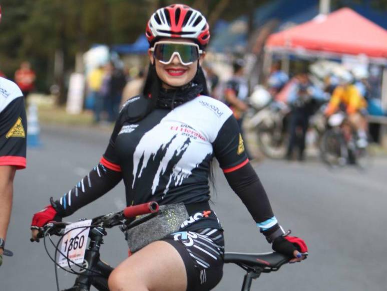 Juventud y tercera edad viven la adrenalina en la Vuelta Ciclística 2022 de EL HERALDO