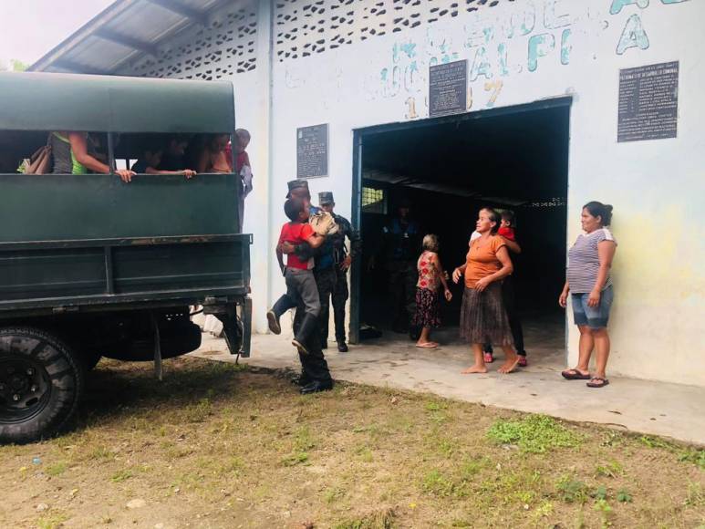 Sacados en brazos, con pocas pertenencias y sus animalitos: el drama que viven familias evacuadas (Fotos)