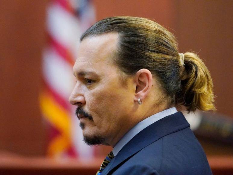 Tocando la guitarra y cantando clásicos de rock: Así espera Johnny Depp la sentencia del juicio contra Amber Heard